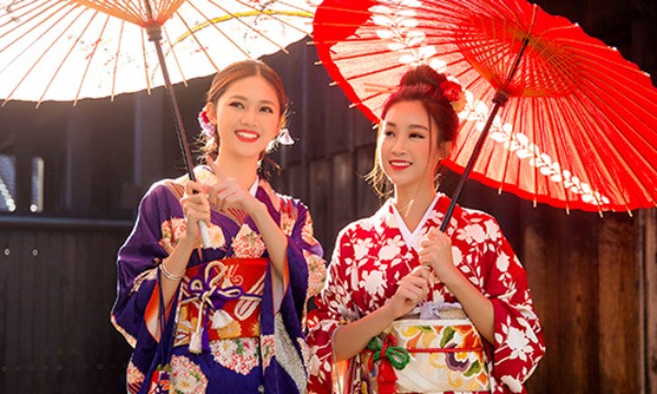 Kimono với một chiếc dù giấy đã trở thành món quà lưu niệm Nhật Bản