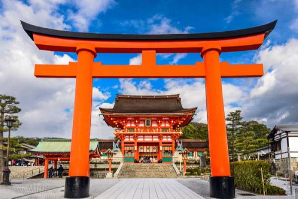 Fushimi Inari Taisha là đền thờ lớn nhất của thần Inari