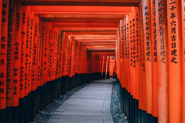 Con đường lên chính điện được che chắn bởi hàng chục nghìn cổng torii