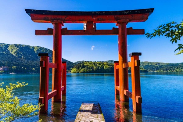 Cổng Heiwa no tori trên mặt hồ Ashinoko