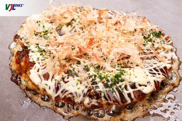 Okonomiyaki là một trong những món ăn đường phố Nhật Bản nổi tiếng nhất