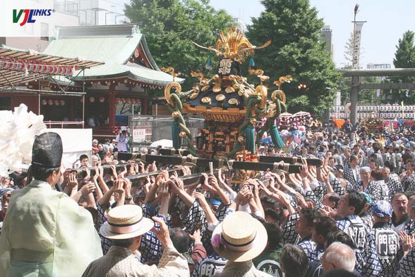 Mua xuân Nhật bản có lễ hội rước kiệu Sanja Matsuri