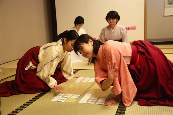 Chơi bài lá Karuta khá được ưa chuộng bởi tính giải trí và nghệ thuật