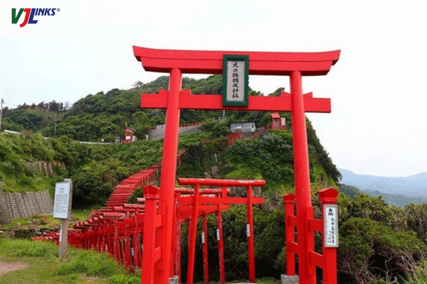 Con đường dẫn lên đền thờ dưới chân núi Inari