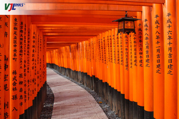 Con đường dẫn vào đền bao quanh bởi nghìn cổng Torii