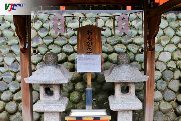 Hòn đá “nặng – nhẹ” Omokaru-ishi