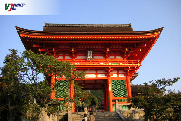 Cổng Nhị Vương nổi bật với sắc đỏ rực rỡ