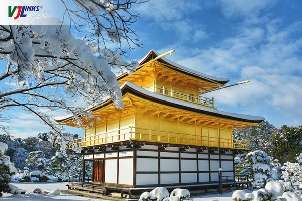 Khung cảnh chùa vàng khi trời vào đông