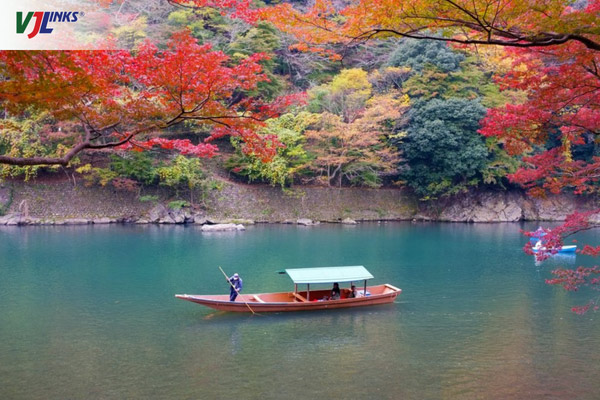 Du ngoạn bằng thuyền trên sông Katsura