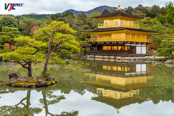 Hành hương tại Kim Tự Các – ngôi chùa dát vàng nổi tiếng ở cố đô Kyoto, Nhật Bản