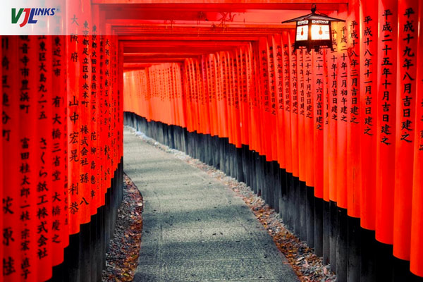 Ngôi đền ngàn cột Fushimi Inari nổi tiếng ở cố đô Kyoto
