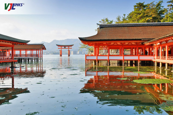 Đền Itsukushima nổi bật với chiếc cổng Torii ngay giữa biển Seto