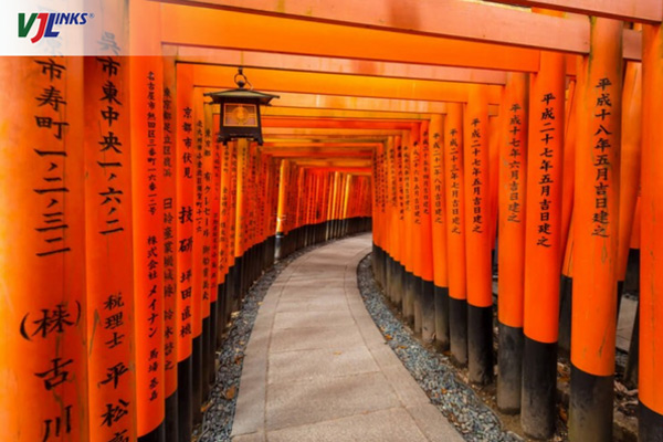 Đền Fushimi Inari Taisha được lấp kín bởi hàng nghìn chiếc cổng Torii
