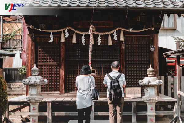 Du khách viết ước nguyện lên các tấm gỗ (Ema) và treo lên cao phía bên trong đền