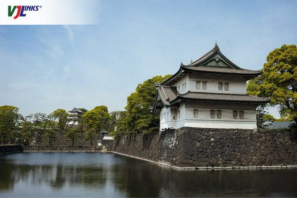Hoàng cung Tokyo được bao quanh bởi hào nước sâu và bức tường đá dày