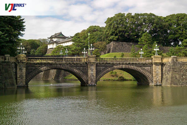 Cầu Nijubashi nhìn từ xa như một cặp mắt kiếng khổng lồ
