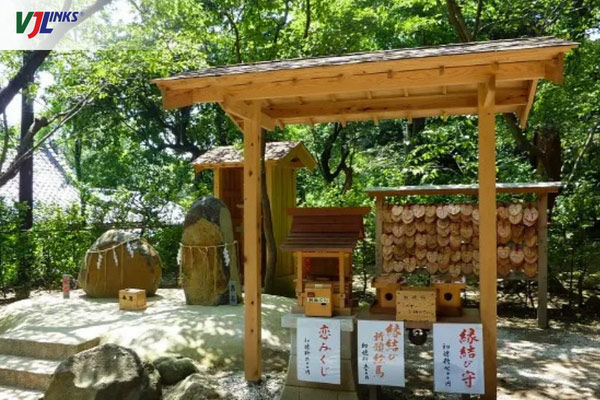 Cầu duyên tại đền thờ Kuzuhara Oka