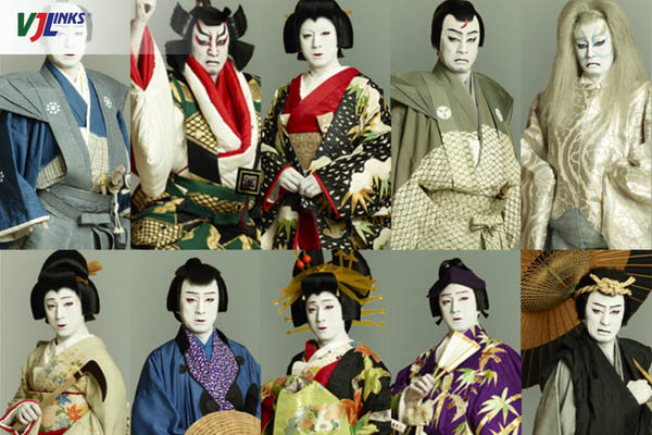 Trang phục biểu diễn thường là Kimono truyền thống