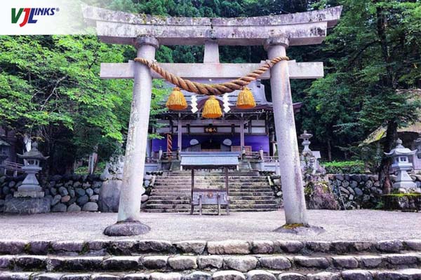 Đền thờ Thần đạo Hachiman với kiến trúc cổng Shinto độc đáo