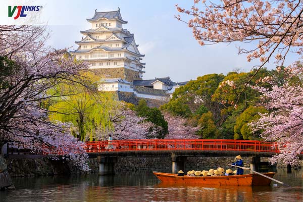 Lâu đài Himeji còn gọi là “lâu đài Hạc Trắng”