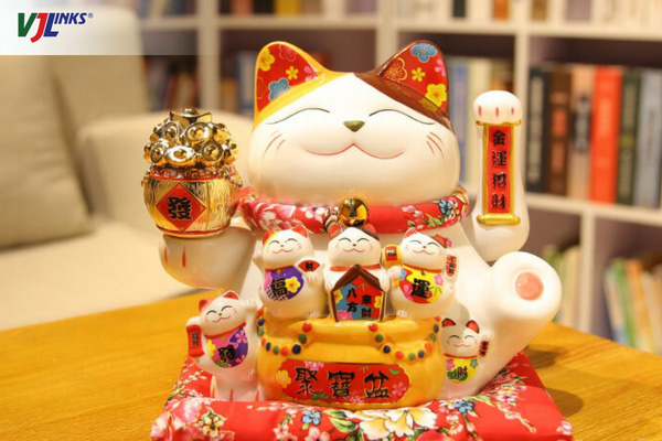 Một số phụ kiện trang trí nổi bật của mèo thần tài Nhật Bản