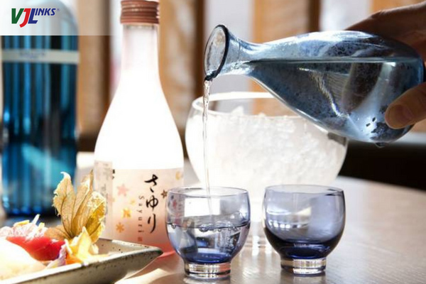 Uống rượu sake gừng – thức uống đặc trưng