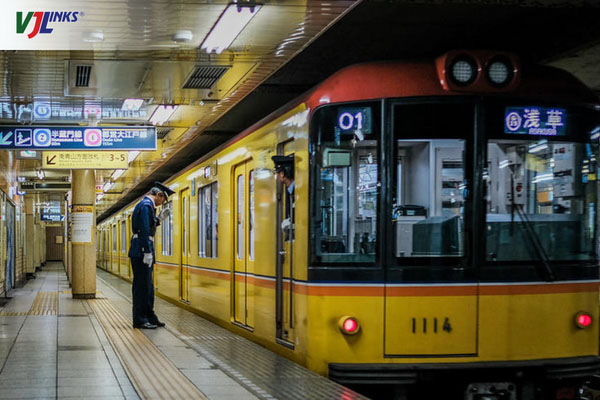 Tàu điện ngầm là phương tiện di chuyển phổ biến nhất tại Nhật Bản