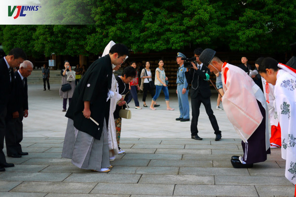Văn hóa giao tiếp Nhật Bản thể hiện qua cách cúi chào