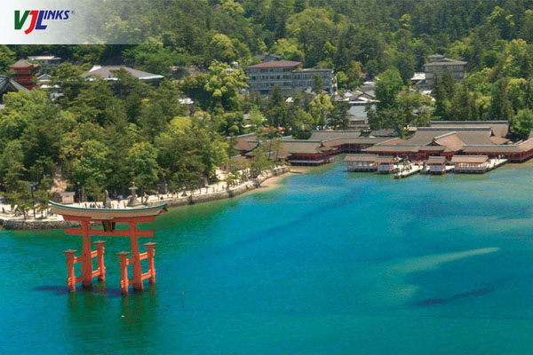 Thần xã Itsukushima như một hòn đảo trên mặt biển
