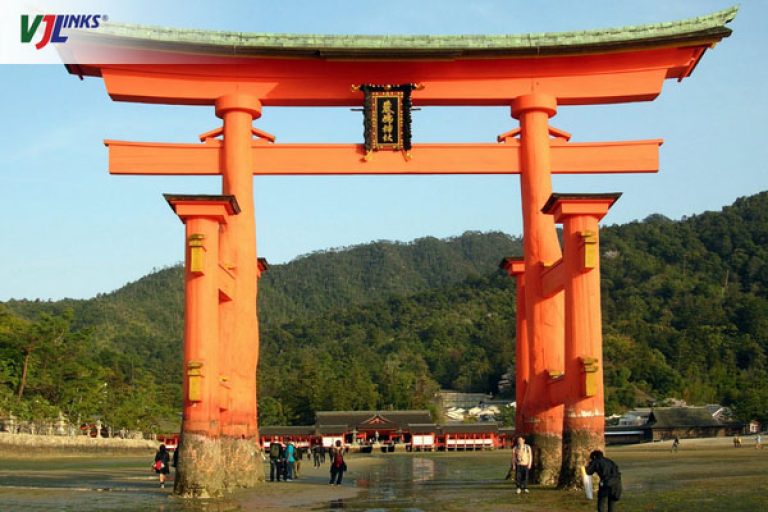 Diễn đàn rao vặt tổng hợp: Thánh địa Itsukushima: Một đền thần Shinto nổi tiếng  Den-itsukushima-8-768x512