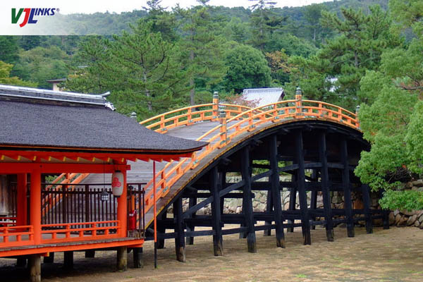 Cây cầu vòm Soribashi dẫn vào đền Itsukushima