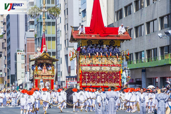 Nghi thức diễu hành kiệu rước diễn ra trong suốt những ngày tổ chức lễ hội Gion