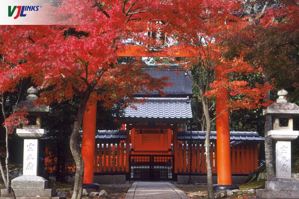 Đền Tenryuji vào mùa thu được nhuộm một màu đỏ của lá phong 