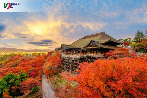 Chùa Kiyomizu rực rỡ sắc đỏ vào mùa thu
