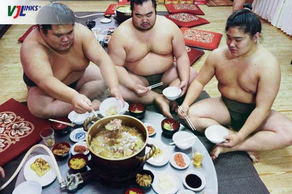 Sumo có chế độ ăn uống riêng rất nghiêm ngặt