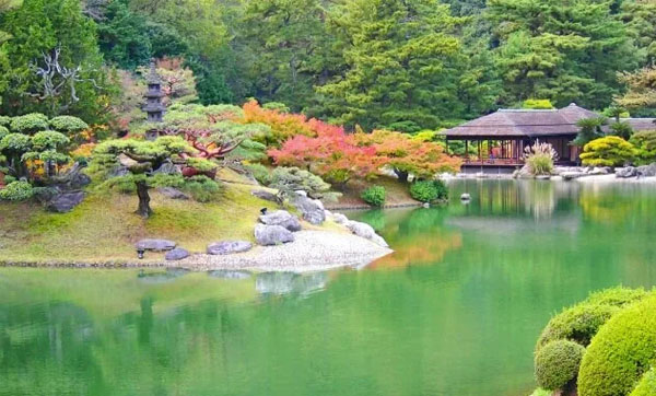 Khu vườn Ritsurin là địa điểm du lịch Nhật Bản mùa hè lý tưởng cho người yêu thích thiên nhiên