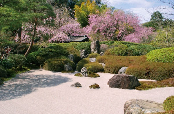 Kiến trúc độc đáo của lăng mộ người sáng lập Kamakura là điểm hấp dẫn thu hút nhiều du khách