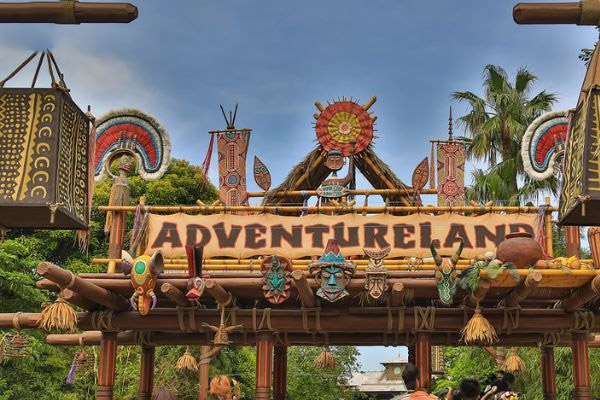 Adventureland đưa du khách đến với những cuộc phiêu lưu kỳ thú ở vùng đất hoang dã