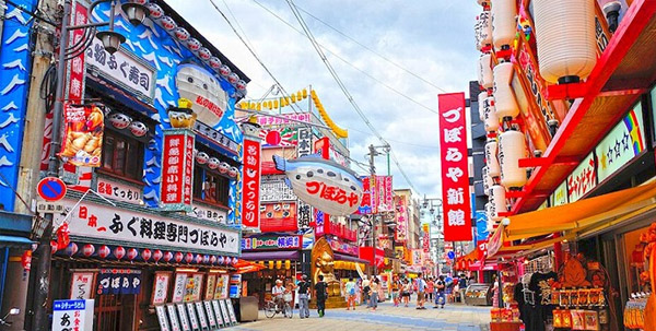 Sự náo nhiệt, đầy sắc màu của khu phố Shinsaibashi chính là điểm níu chân du khách khi đến đây