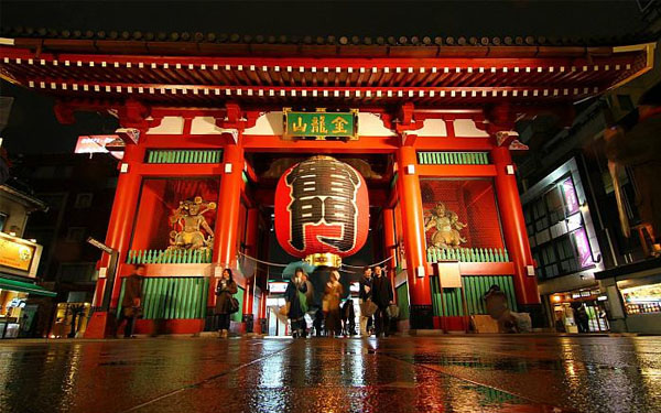 Cổng Sấm – Kaminarimon là một trong những biểu tượng nổi tiếng nhất của Tokyo, với tấm biển đèn lồng khổng lồ màu đ