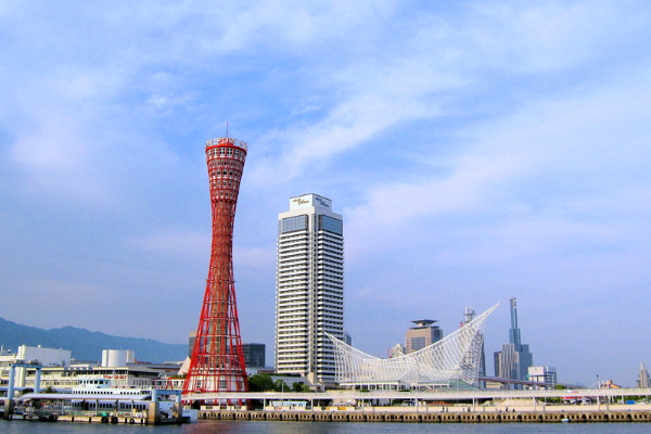 Kobe Port Tower là công trình kiến trúc độc đáo, đứng sừng sững ở công viên Kobe Port Tower