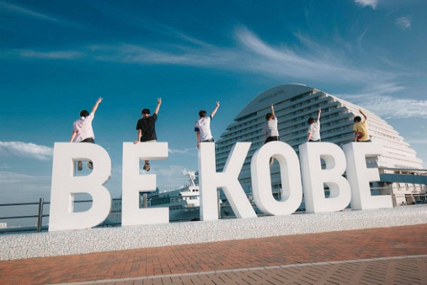 Check in cùng bạn bè tại tượng "Be Kobe"