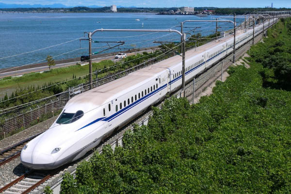 Di chuyển bằng tàu cao tốc là phương tiện hiện đại mà bạn nên thử khi đến Nhật