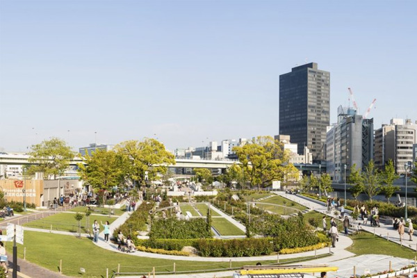 Nakanoshima Park có các khu vực vườn hoa rực rỡ và hồ nước xanh mát