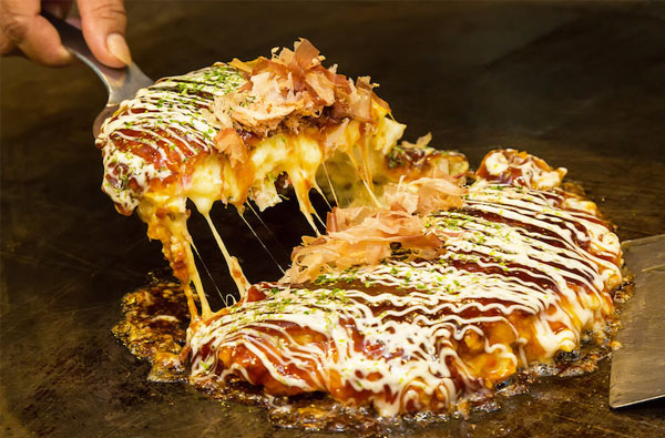 Okonomiyaki là linh hồn ẩm thực tại khu phố Dotonbori