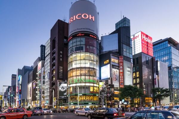 Bầu không khí náo nhiệt tại Ginza street