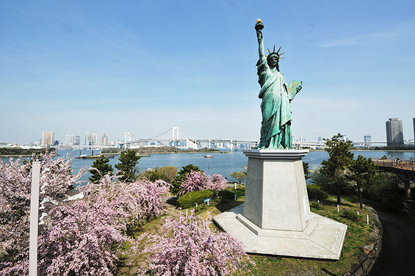 Tượng Nữ thần Tự Do phiên bản thu nhỏ tại Công viên biển Odaiba Tokyo